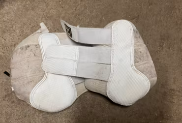 Back on track ,benskydd,L, slitna ,vita