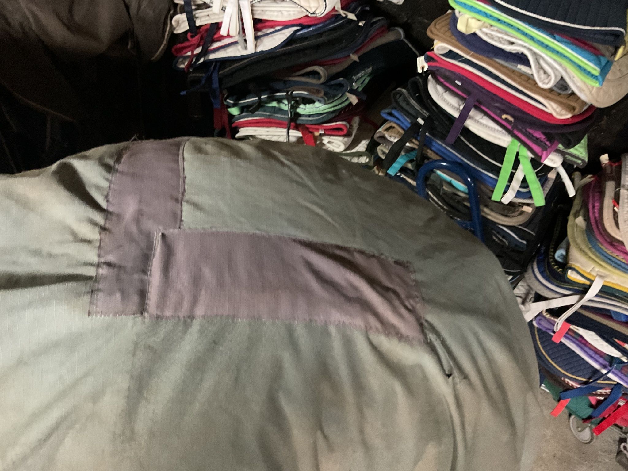 Täcke, 155 cm, lagat, ett hål, ca 200 gr