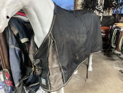 Sverigetäcket, svart, 145 cm, otvättat, ca 400 gr, vita hår insidan