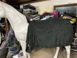 Fleecetäcke,110 cm, svart med stjärnor