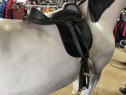 Barnsadel inkl stigbyglar,svansrem, sadelgjord