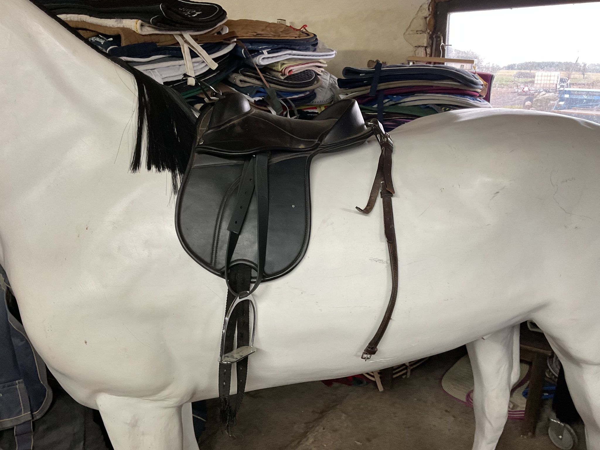 Barnsadel inkl stigbyglar,svansrem, sadelgjord