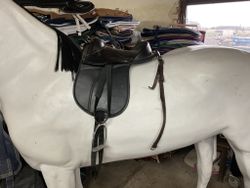 Barnsadel inkl stigbyglar,svansrem, sadelgjord