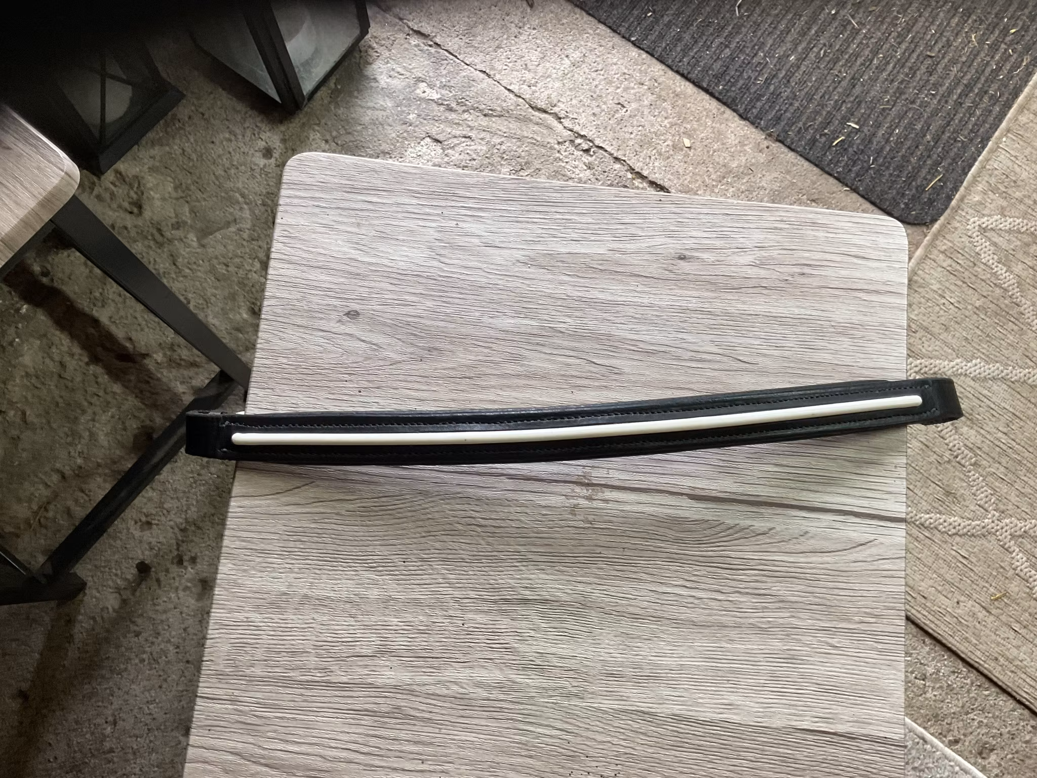 Pannband 41 cm, svart med vit rand