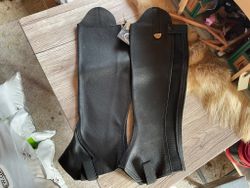 Jacson pioneer shortchaps,svarta,stl m,ett litet hål,nya