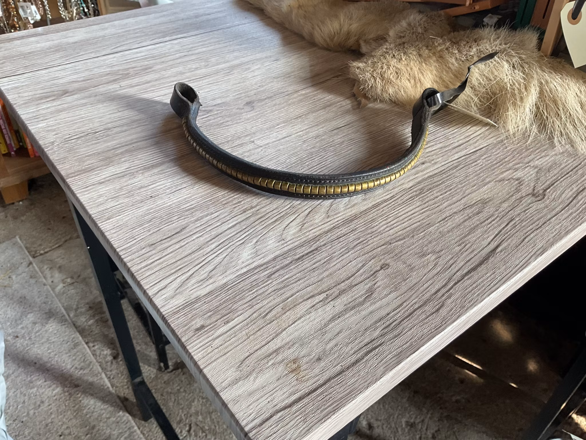 Pannband,svart med guldklinkers,36 cm