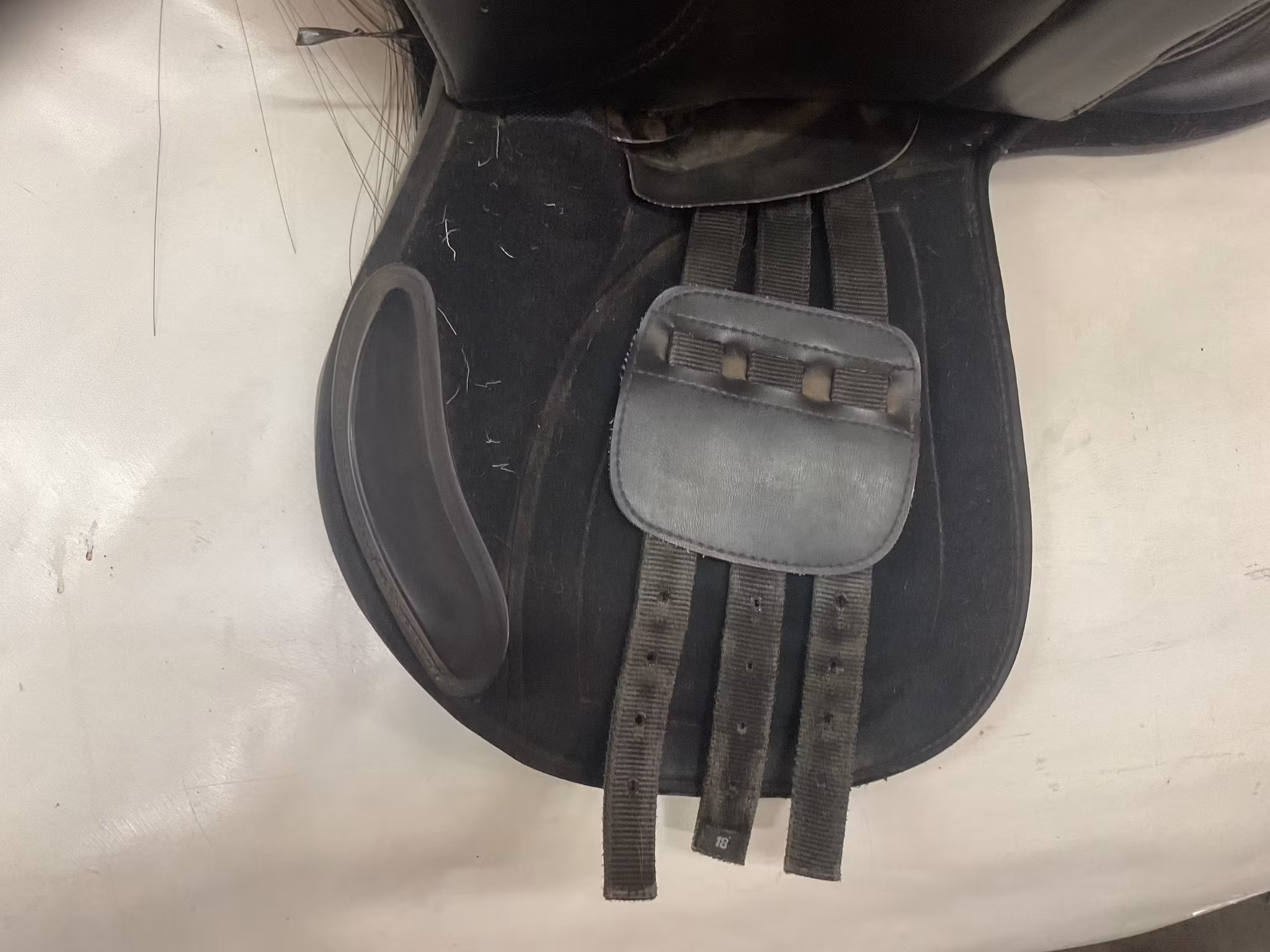 Hi-Lite sadel,svart,18,5”, ett hål, N mot wid