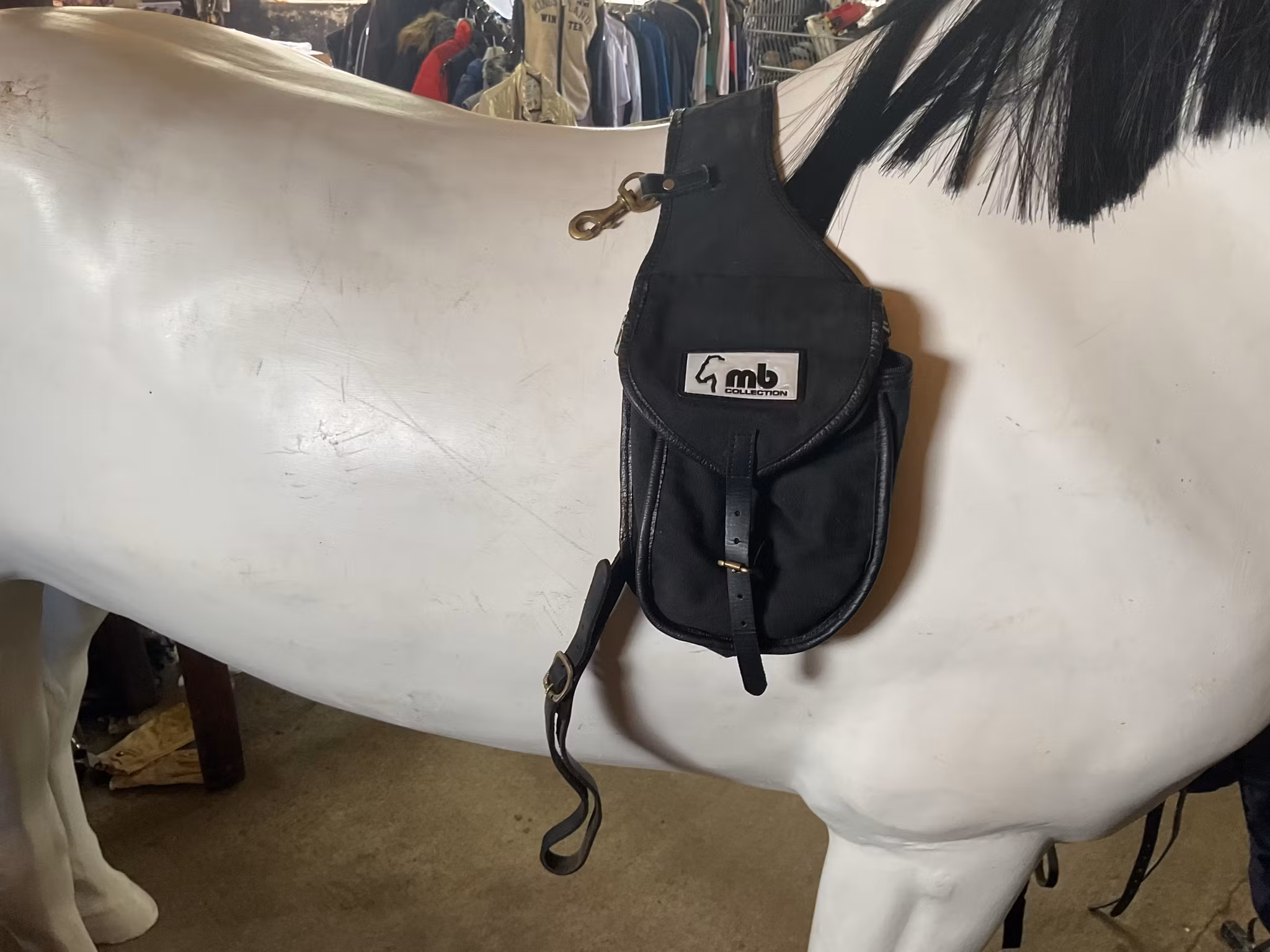 MB collection sadelväska slitstark nylon,blixtlåset på ena sidan sönder