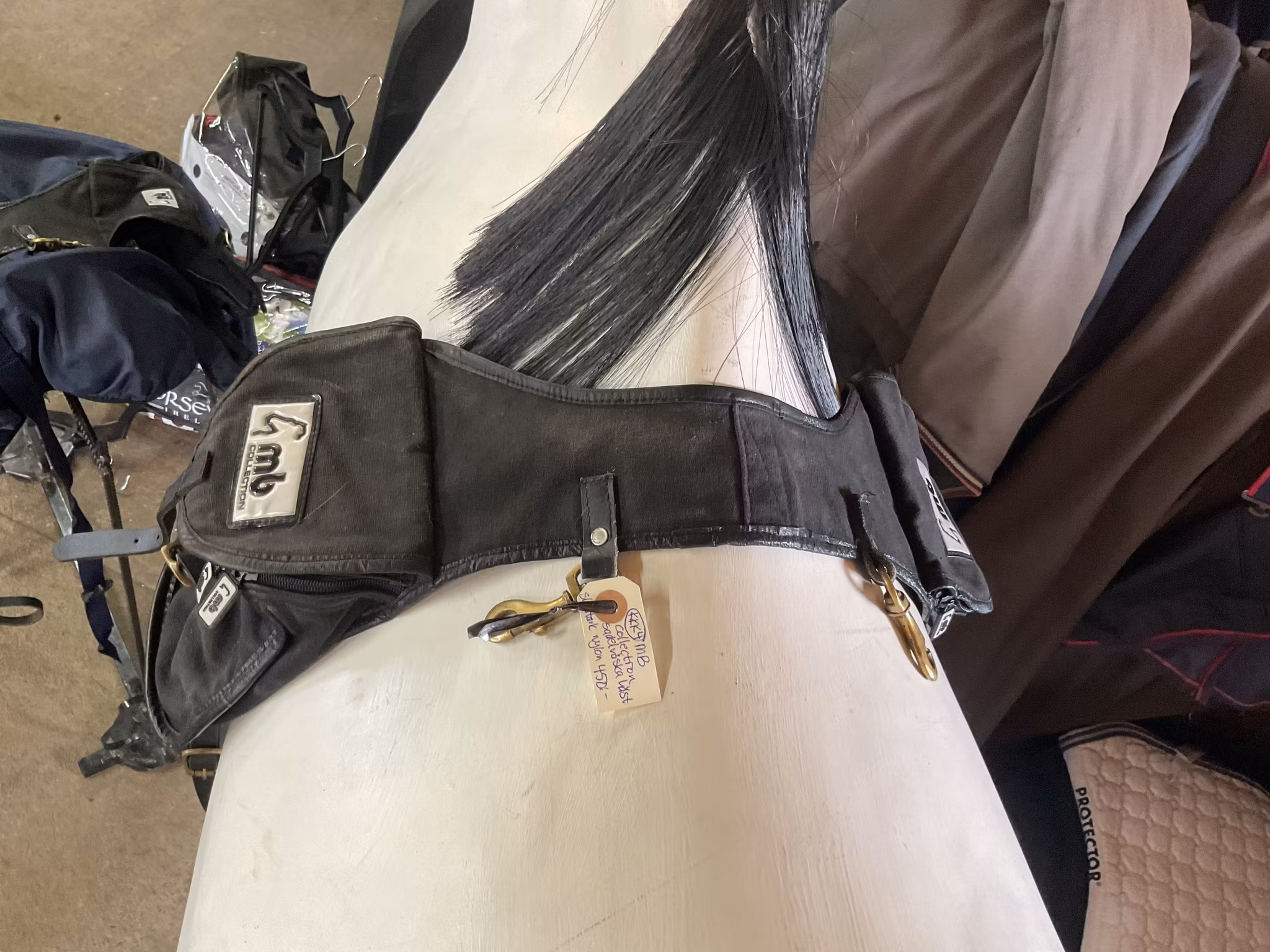 MB collection sadelväska slitstark nylon,blixtlåset på ena sidan sönder