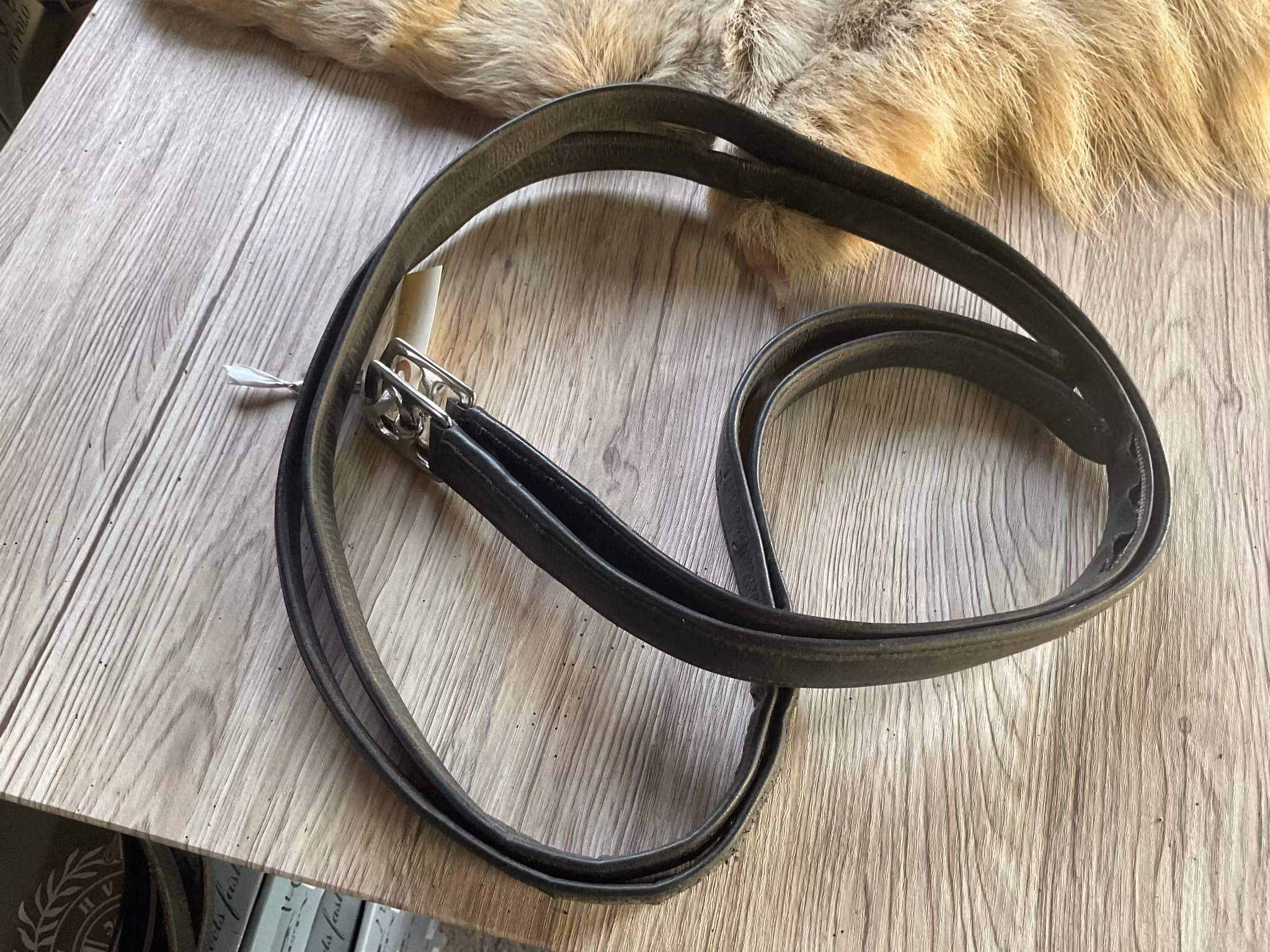 Globus stigläder,svarta,slitna på ett ställe,145 cm