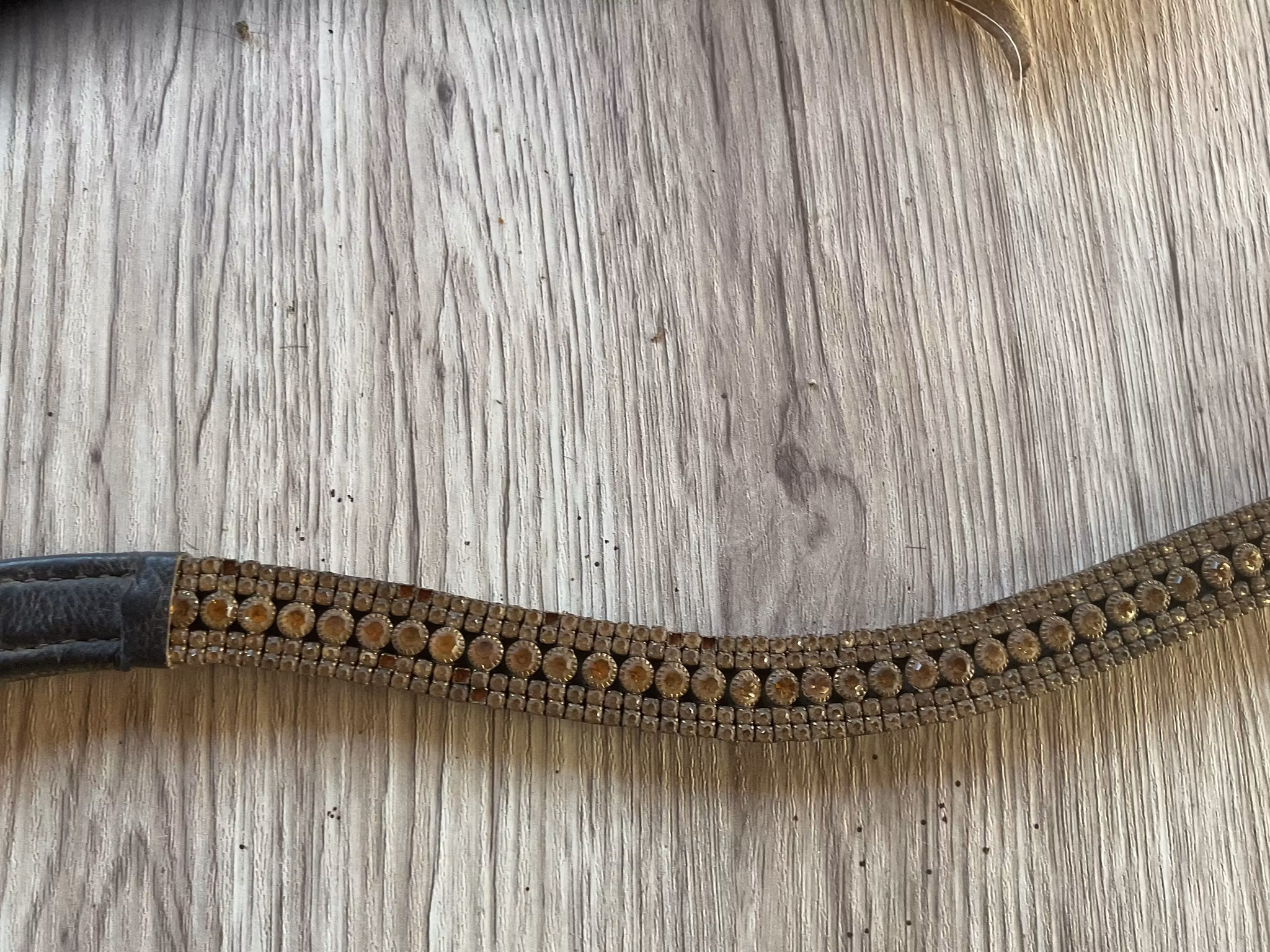 Amare pannband,brunt, 36 cm, fattas ngn sten