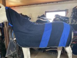Fleecetäcke,blå/randigt, 115 cm, med fast hals