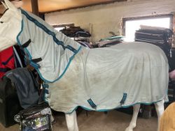 Flugtäcke med avtagbar hals,amigo, stl 130,ngt hål