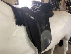 Genesis,dressyrsadel,syntet,svart,17,5”, bom MW,går att byta koppjörn, ljusgrönt sitter i
