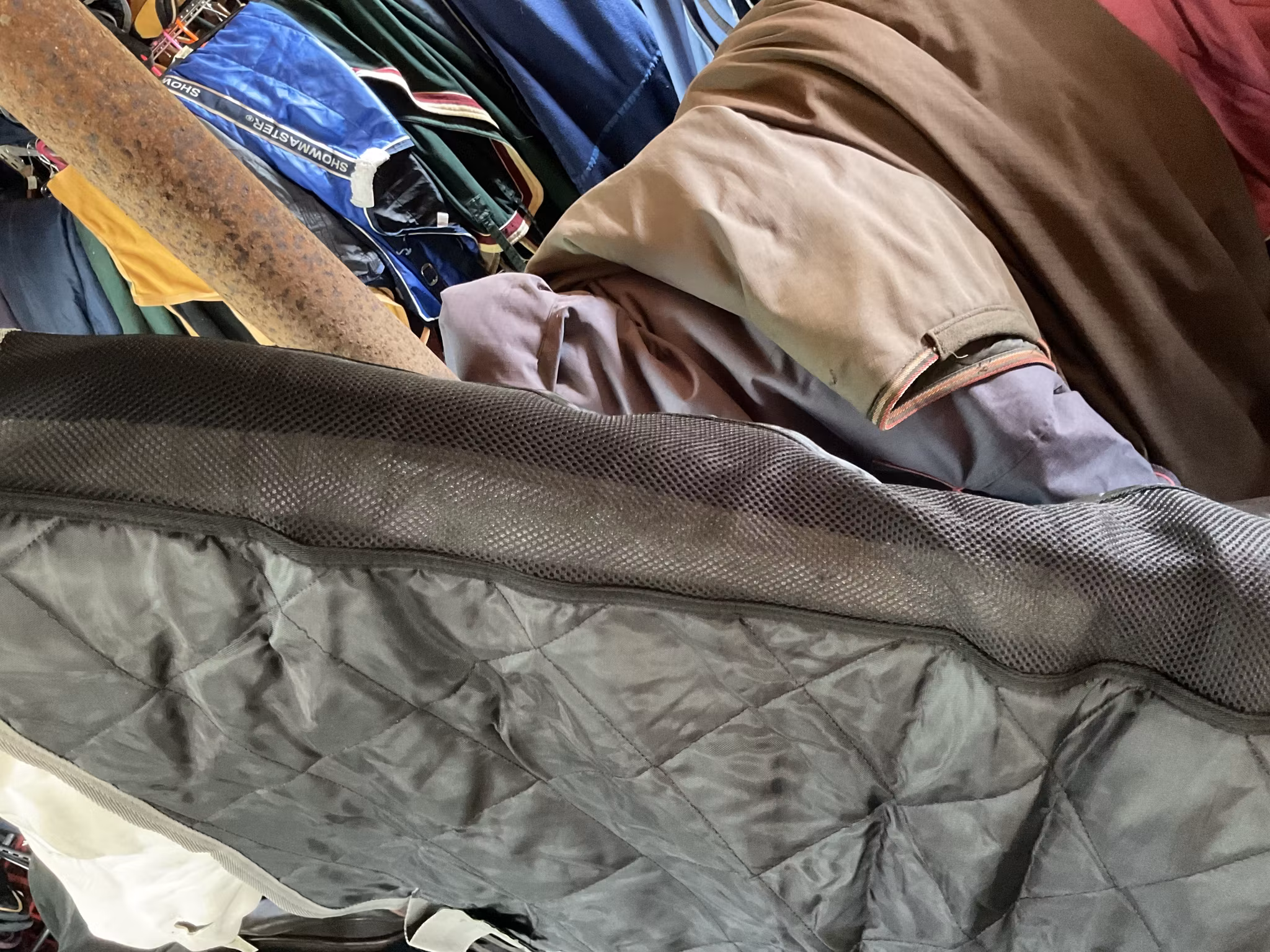 Catago,stalltäcke med hals man kan rulla ihop,100 gr, 135 cm, svart/grått, nytt