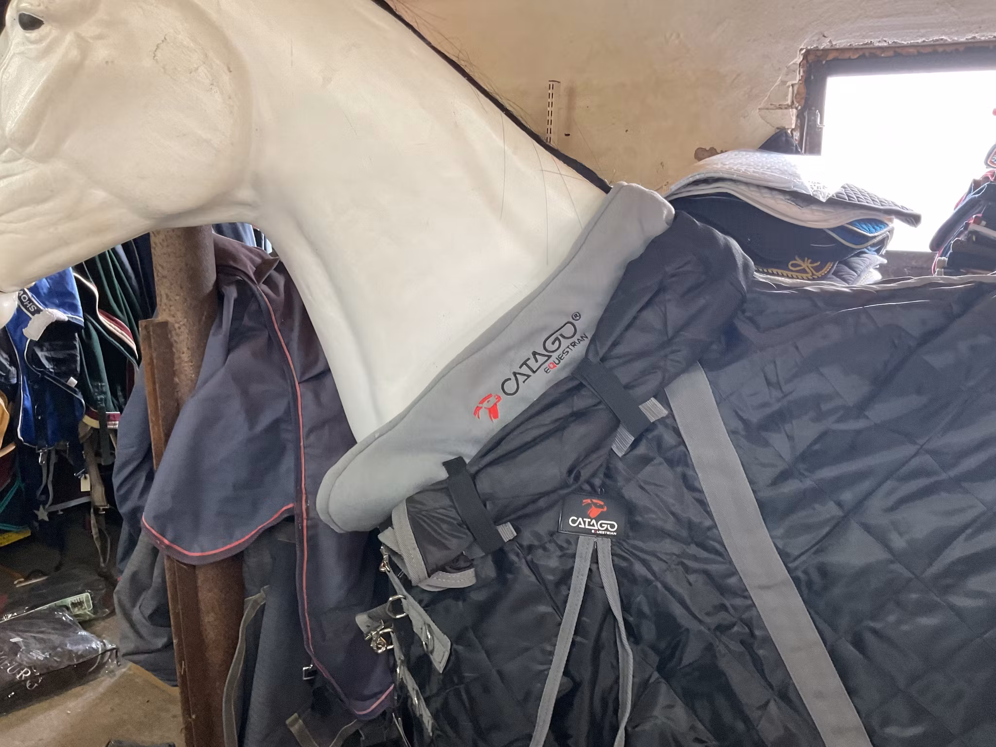 Catago,stalltäcke med hals man kan rulla ihop,100 gr, 135 cm, svart/grått, nytt