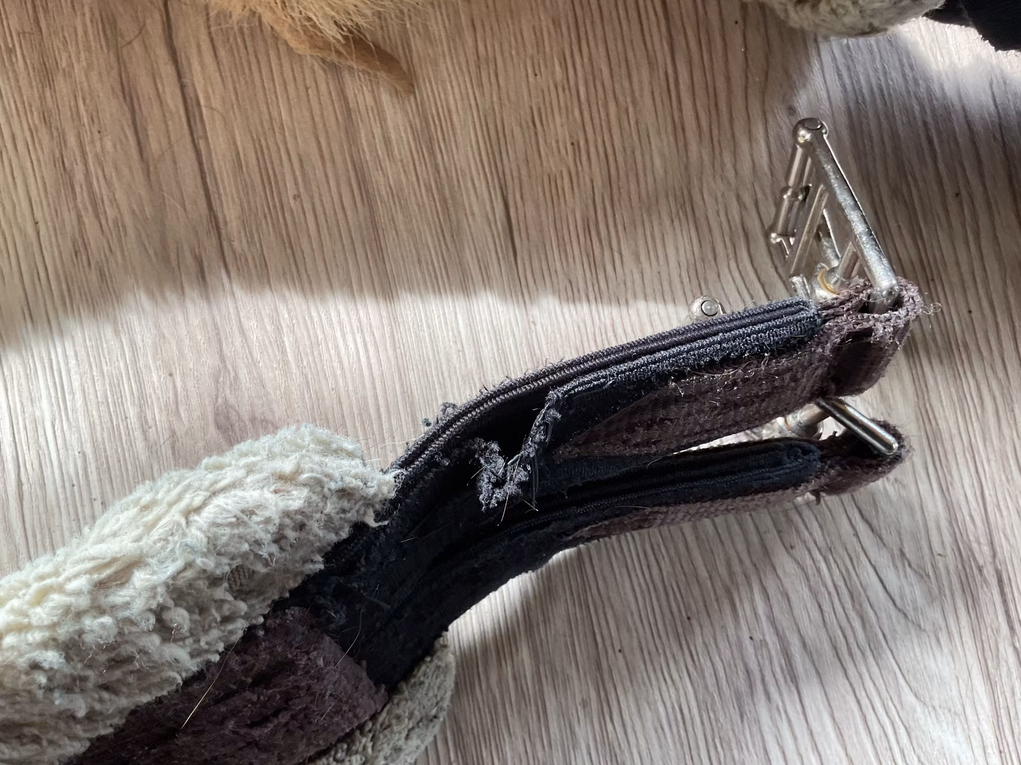 Kentucky sadelgjord med fluff,brun,130 cm, sliten på två spännen