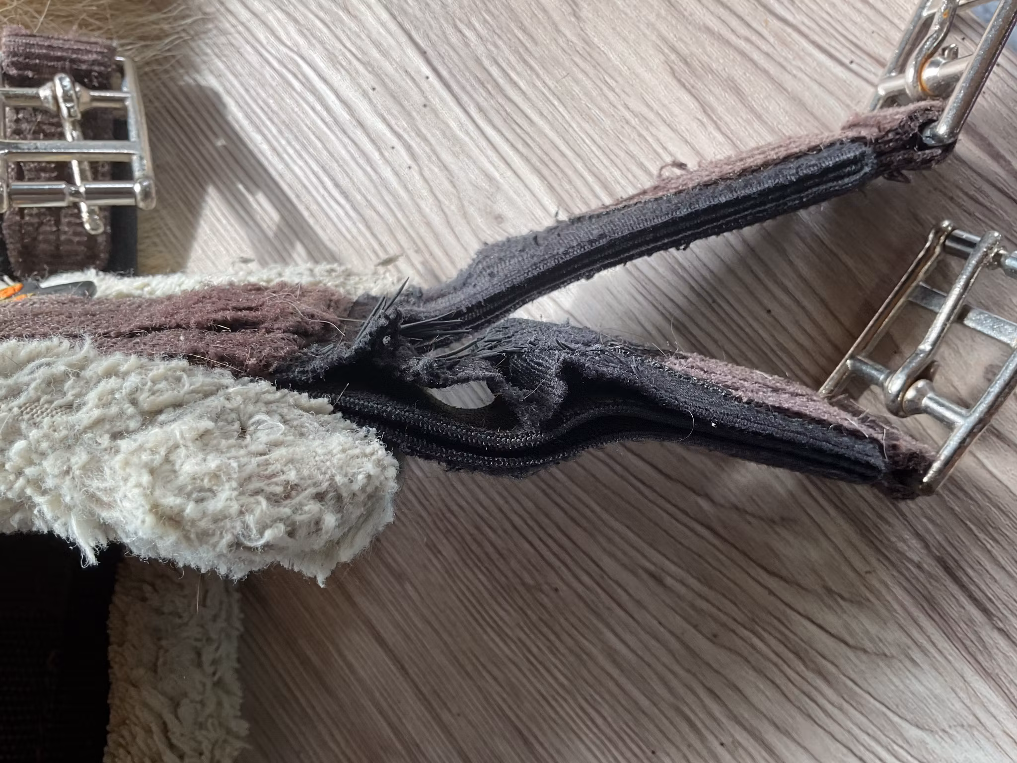 Kentucky sadelgjord med fluff,brun,130 cm, sliten på två spännen