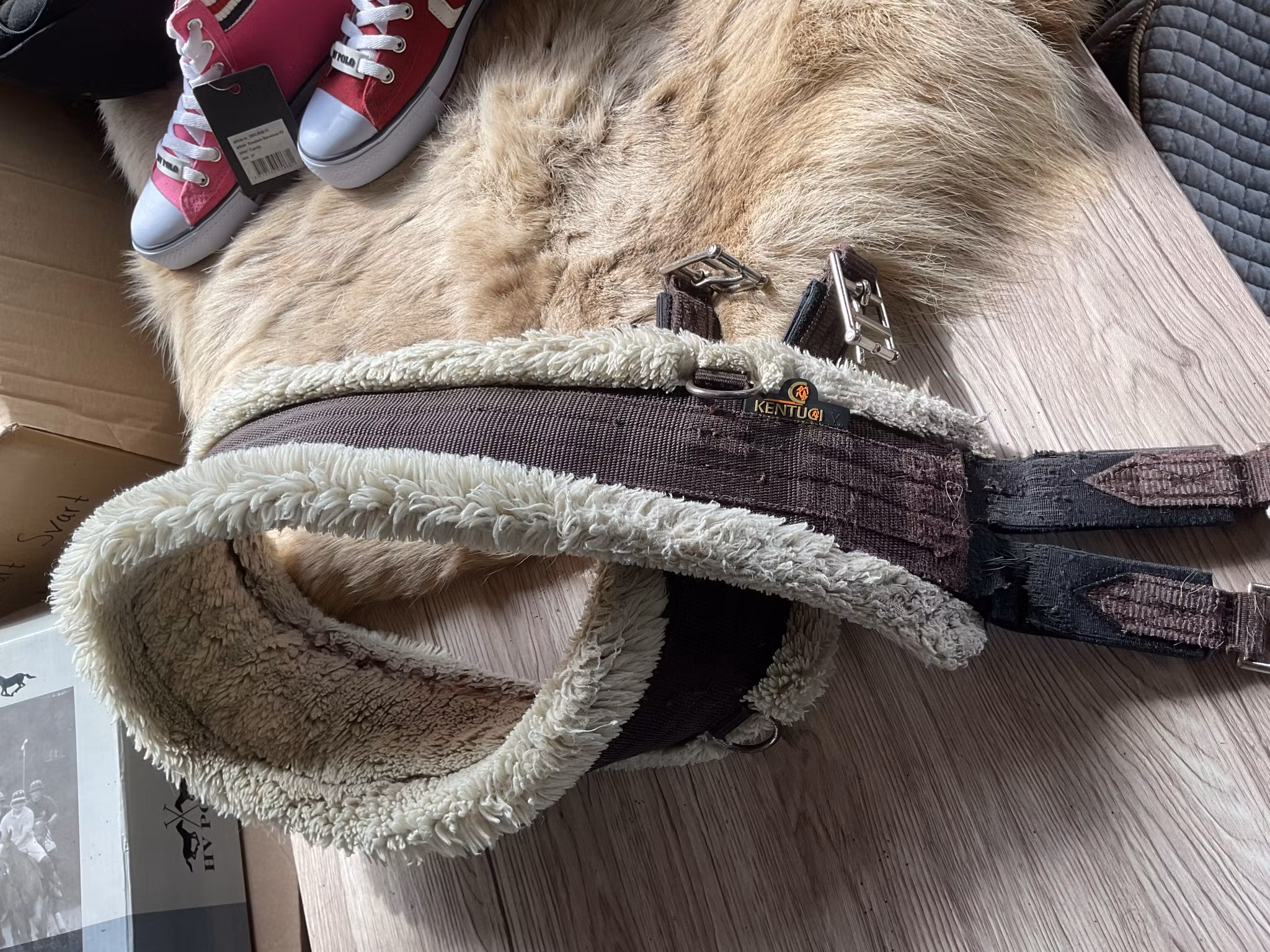 Kentucky sadelgjord med fluff,brun,130 cm, sliten på två spännen