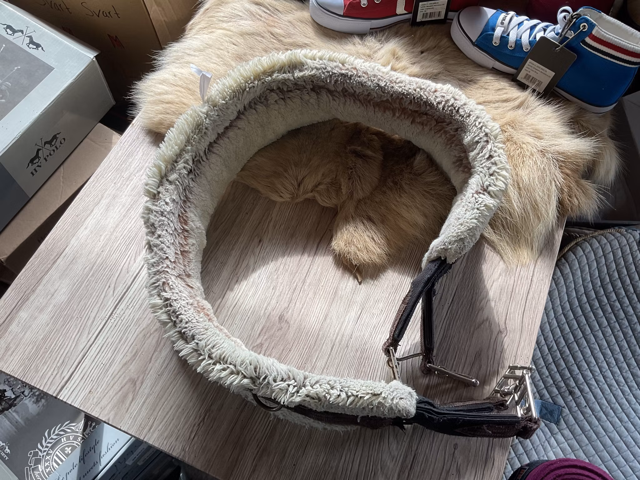 Kentucky sadelgjord med fluff,brun,130 cm, sliten på två spännen