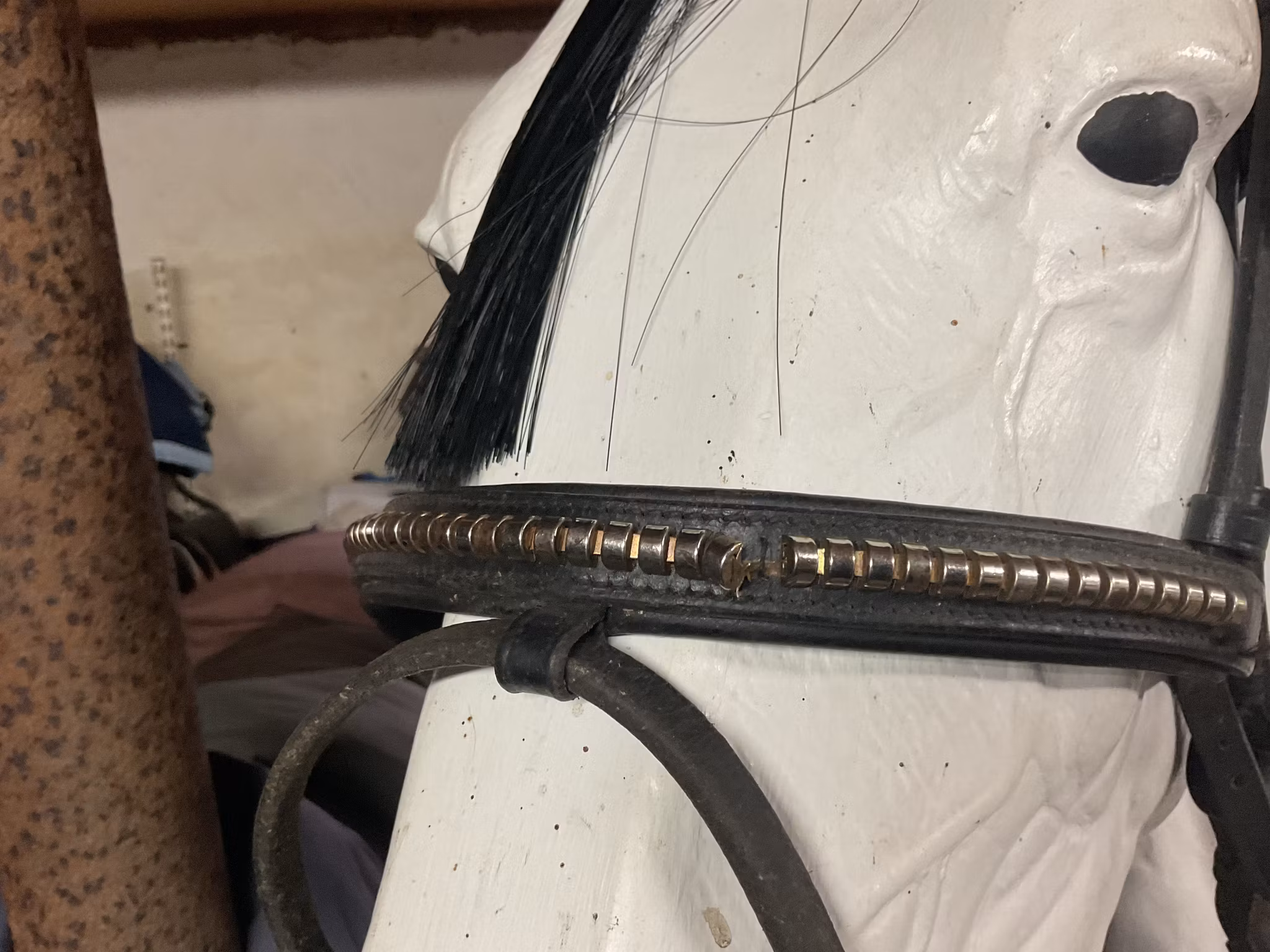 Träns svart,inkl gummityglar,P,trasigt pannband,trasig nosgrimma