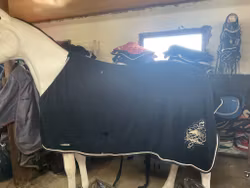 Equiline fleecetäcke,två hål,blått, 165 cm