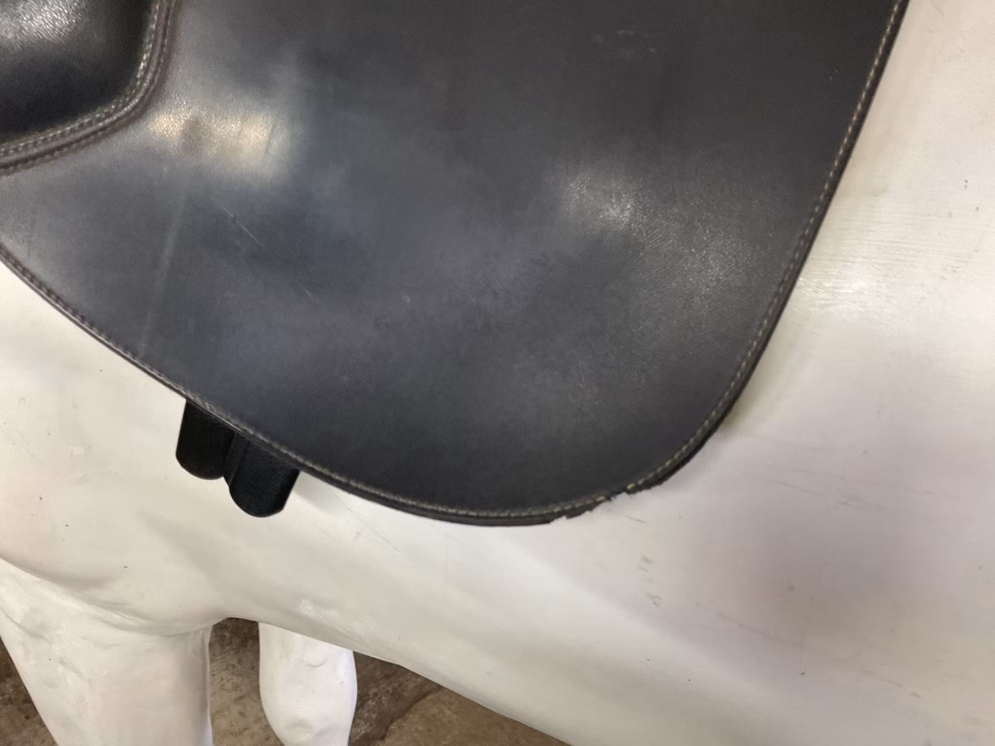 Wintec cc 500 cair rear back,hoppsadel,svart,rött järn sitter i