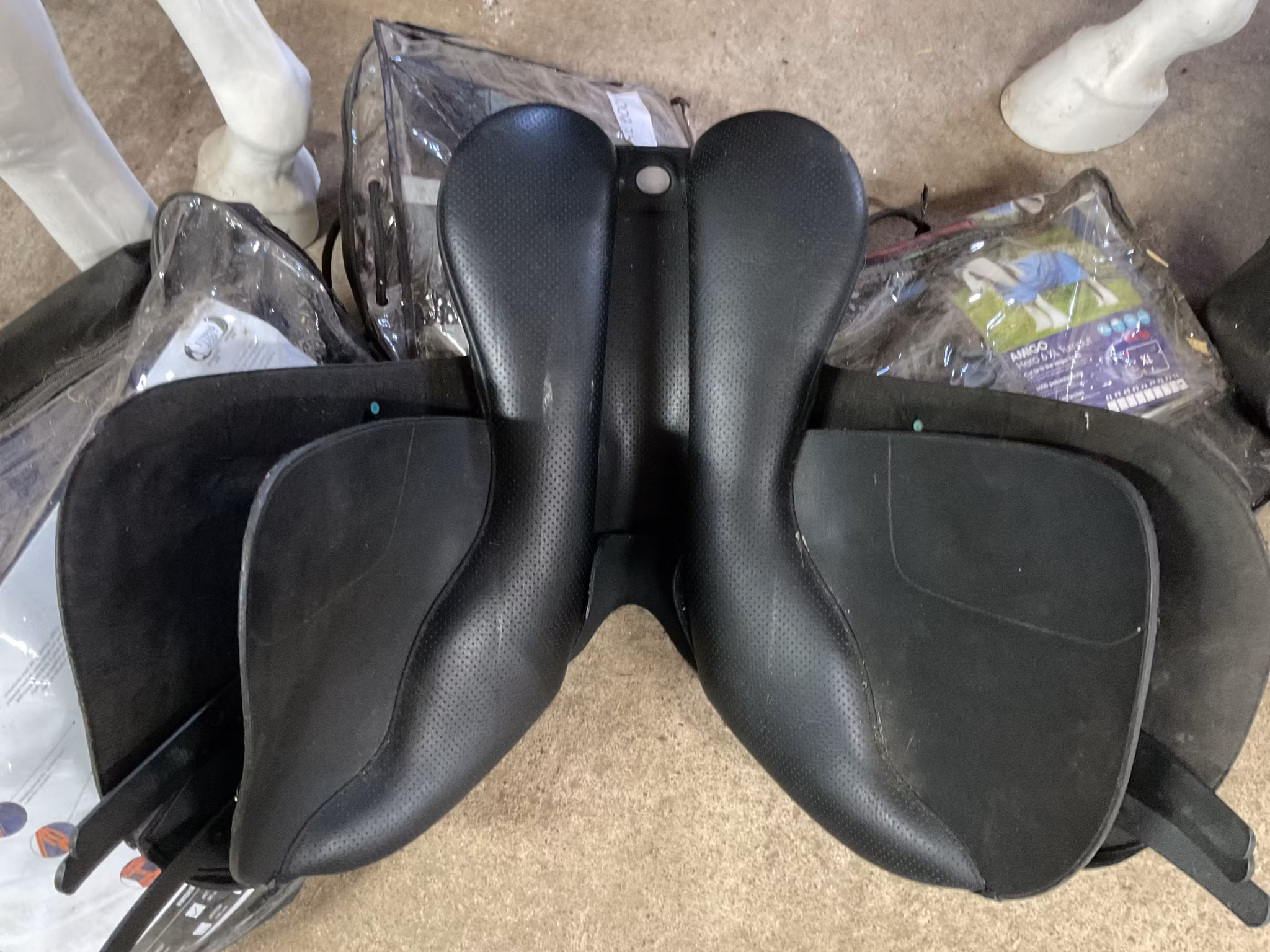 Wintec cc 500 cair rear back,hoppsadel,svart,rött järn sitter i