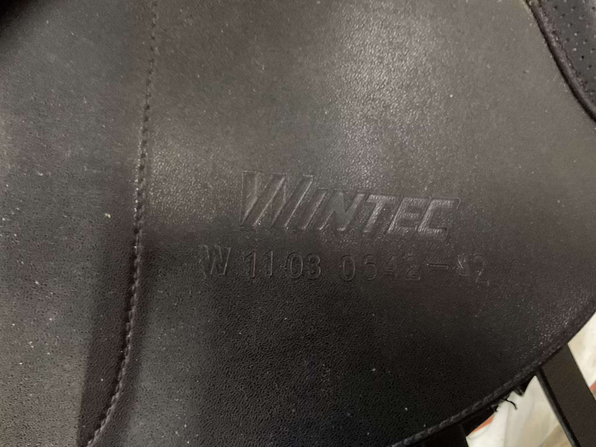 Wintec cc 500 cair rear back,hoppsadel,svart,rött järn sitter i