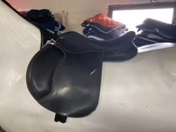 Wintec cc 500 cair rear back,hoppsadel,svart,rött järn sitter i