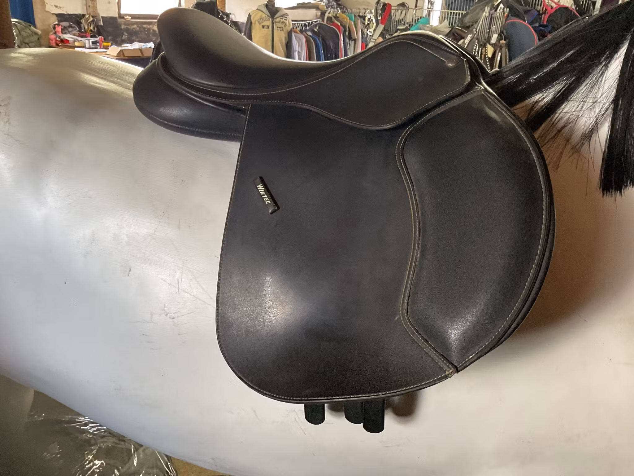 Wintec cc 500 cair rear back,hoppsadel,svart,rött järn sitter i