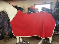 Amigo fleecetäcke,rött,140 cm, hål vid spännena
