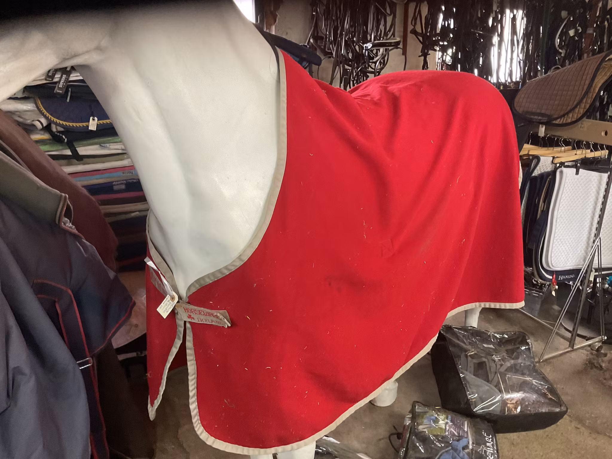 Amigo fleecetäcke,rött,140 cm, hål vid spännena