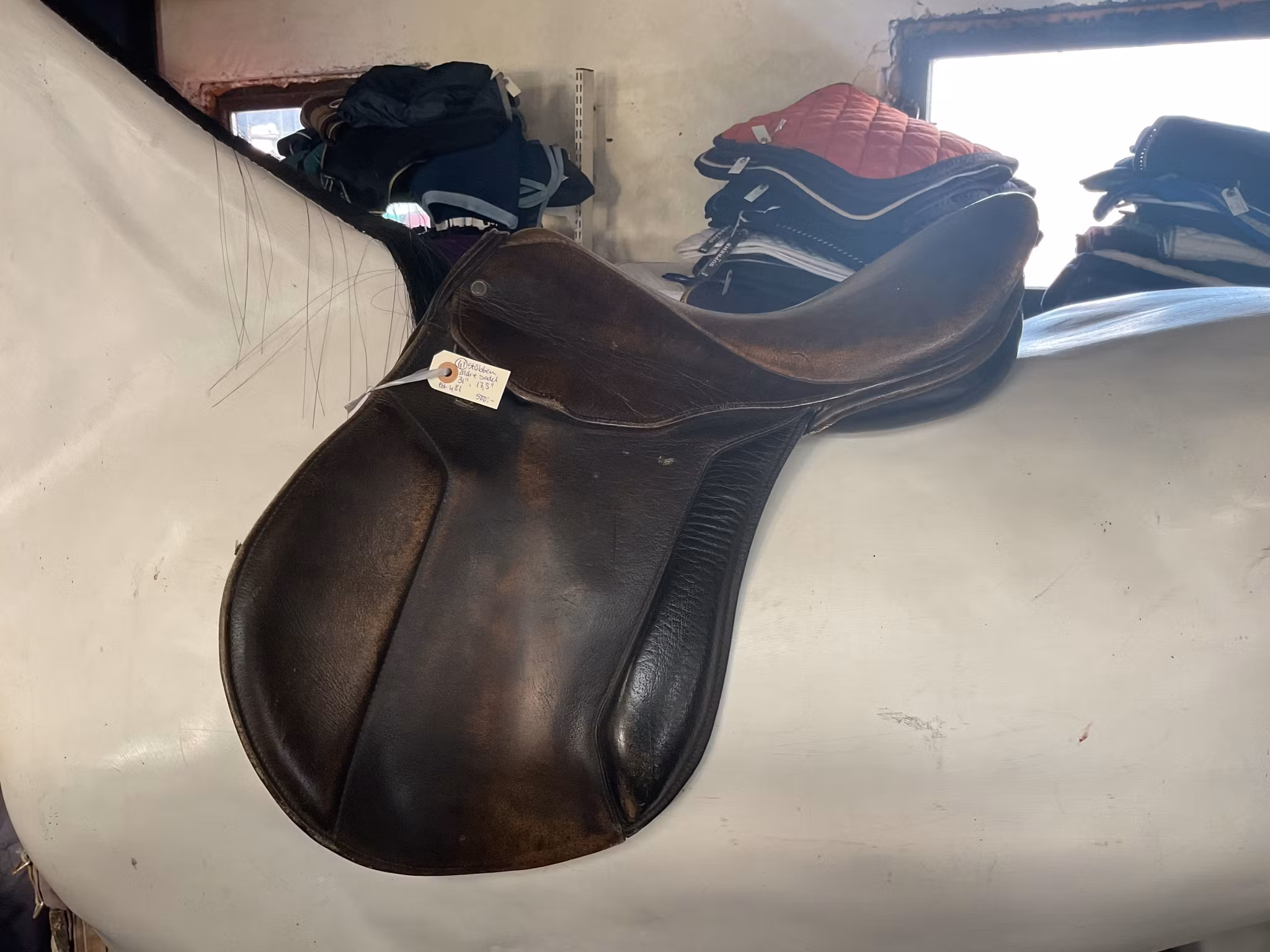Stubben äldre sadel, 31” bom, 17,5”, ett hål