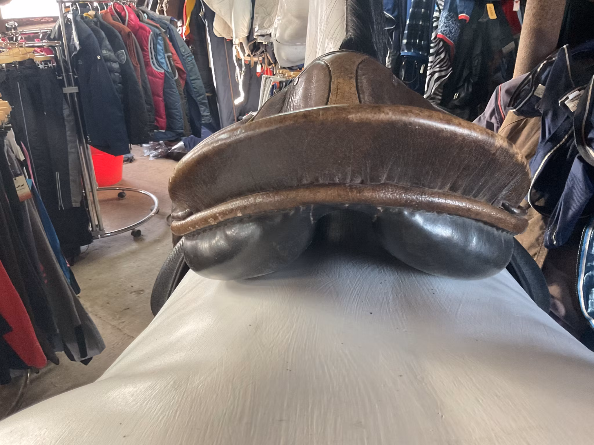 Stubben äldre sadel, 31” bom, 17,5”, ett hål