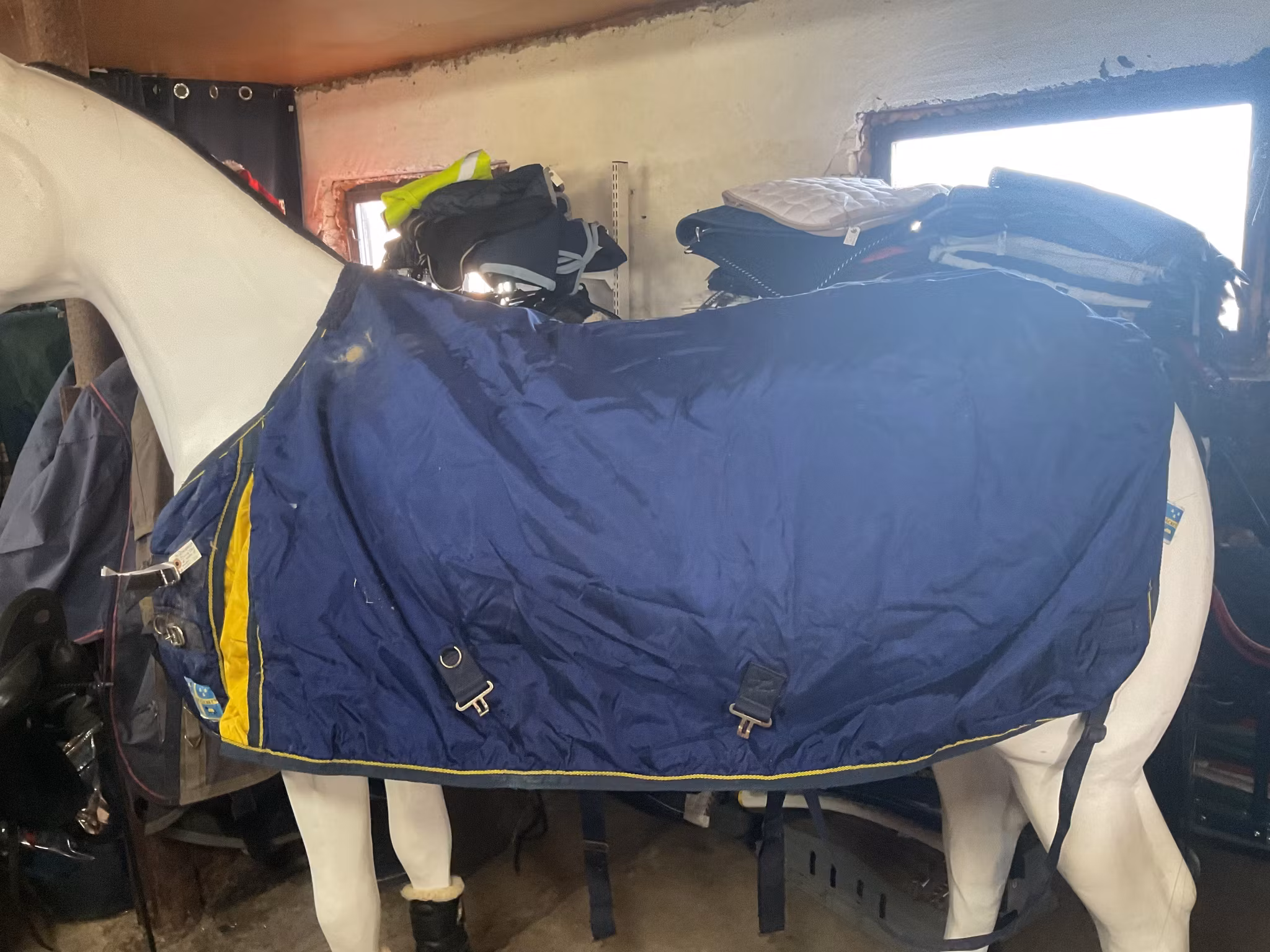 Sverigetäcket,125 cm, ca 250 gr,hål insidan vid manken,hål baktill