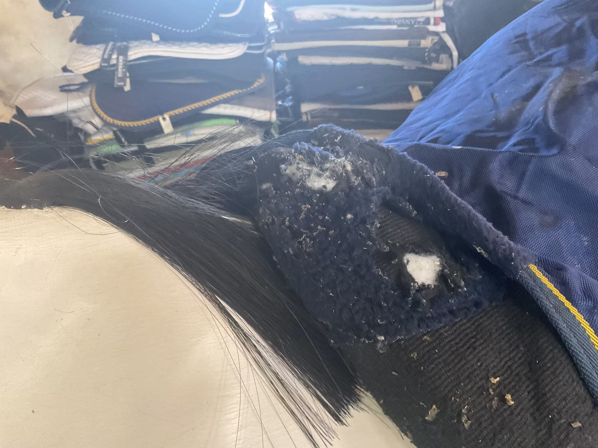 Sverigetäcket,125 cm, ca 250 gr,hål insidan vid manken,hål baktill