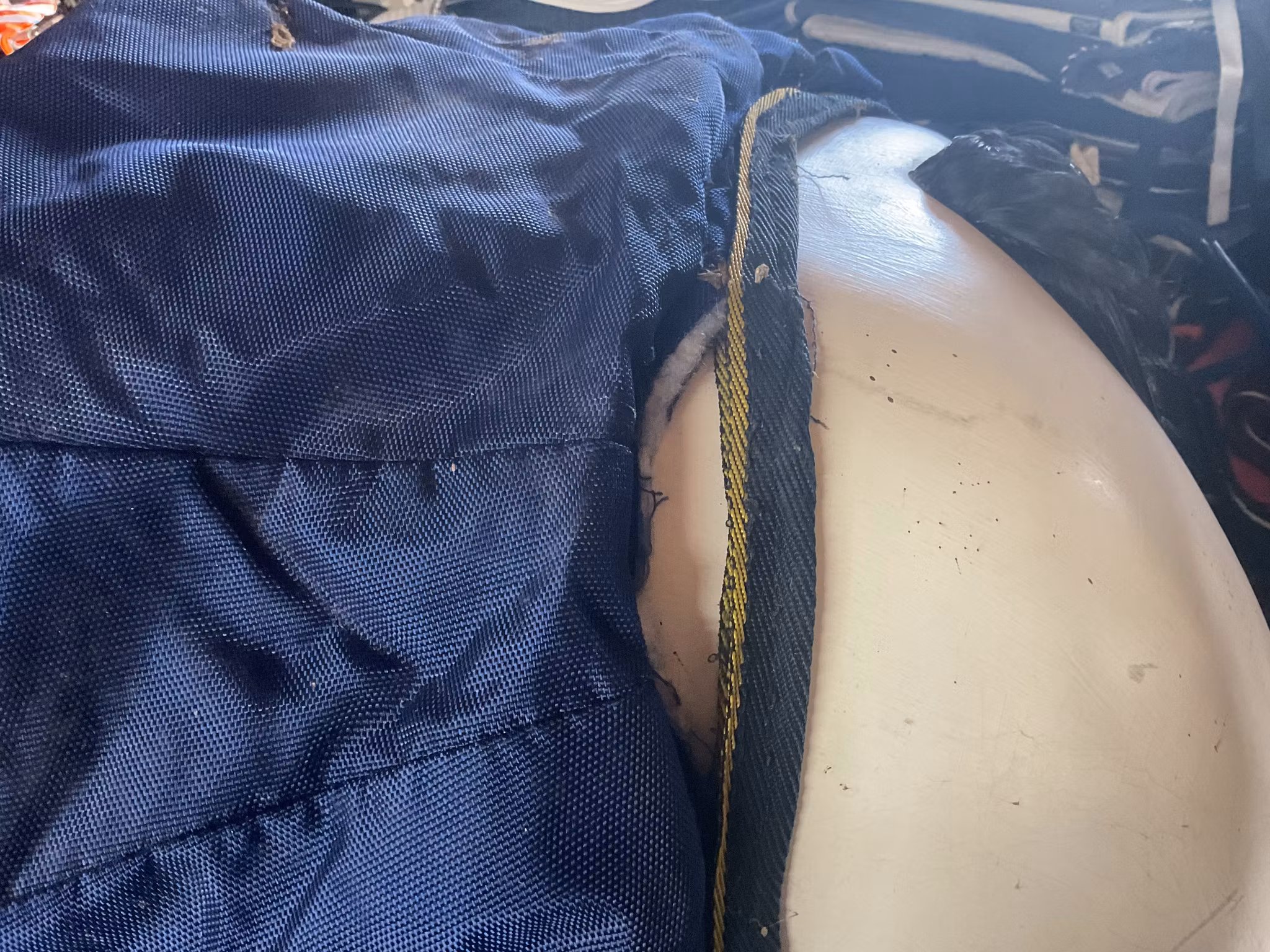 Sverigetäcket,125 cm, ca 250 gr,hål insidan vid manken,hål baktill