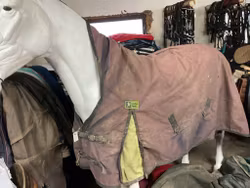 Globus täcke,0 gr,145 cm, halvhals,otvättat,ett hål