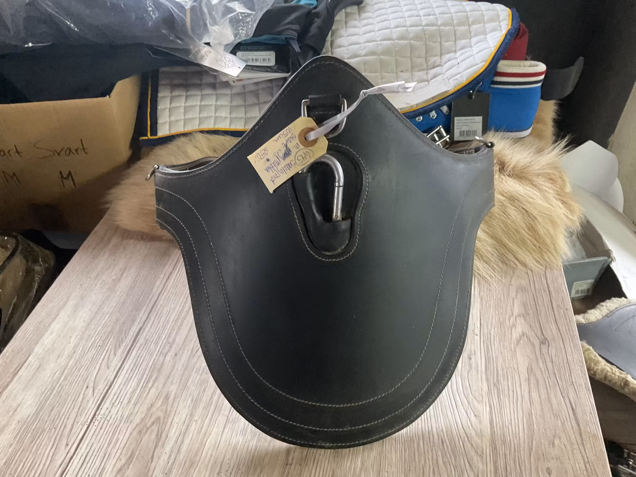 Sadelgjord med magplatta,svart,105 cm