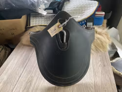 Sadelgjord med magplatta,svart,105 cm