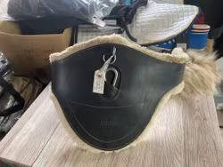 Knights sadelgjord med magplatta,svart,110 cm, avtagbart fluff