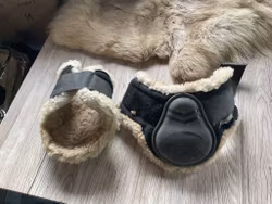 Trinity benskydd bak,svarta med fluff,m,lite sönder