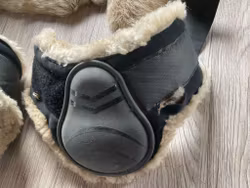 Trinity benskydd bak,svarta med fluff,m,lite sönder