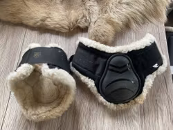 Trinity benskydd,bak med fluff,m,svarta