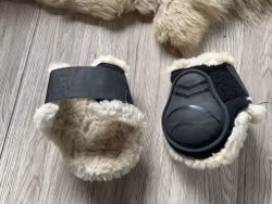 Trinity benskydd bak, med fluff,p,svarta