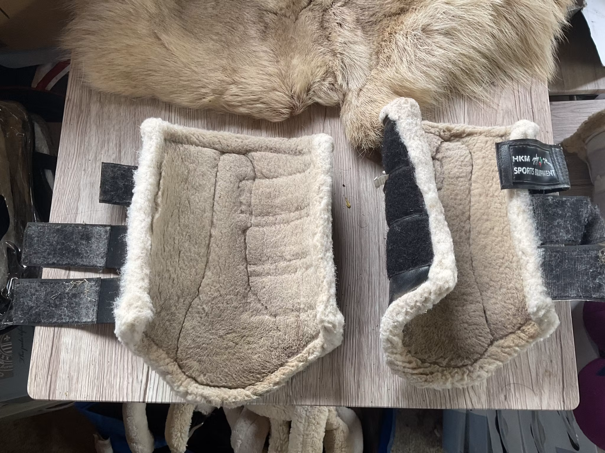 HKM benskydd,svarta med fluff,L