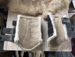 HKM benskydd,svarta med fluff,L