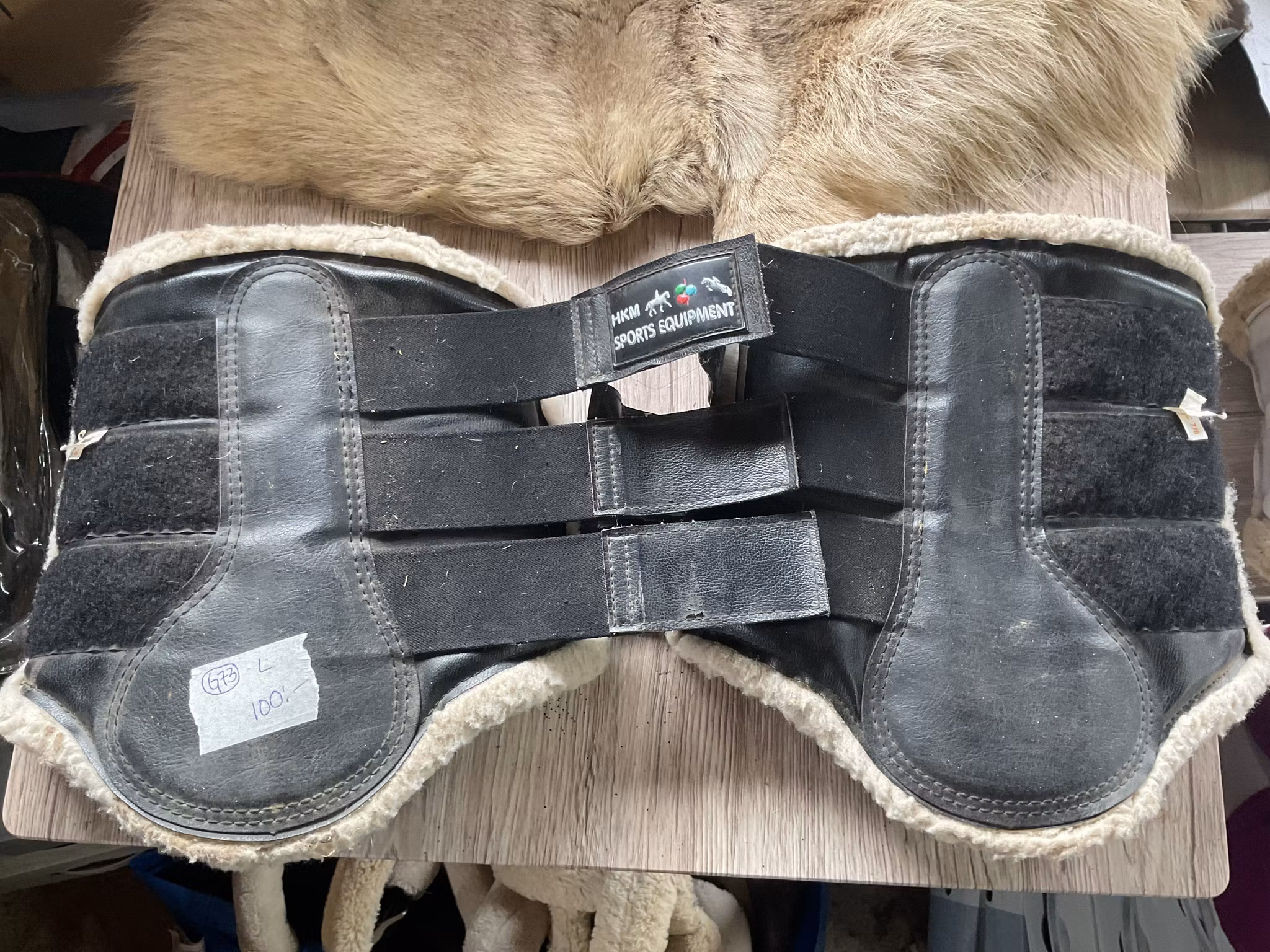 HKM benskydd,svarta med fluff,L