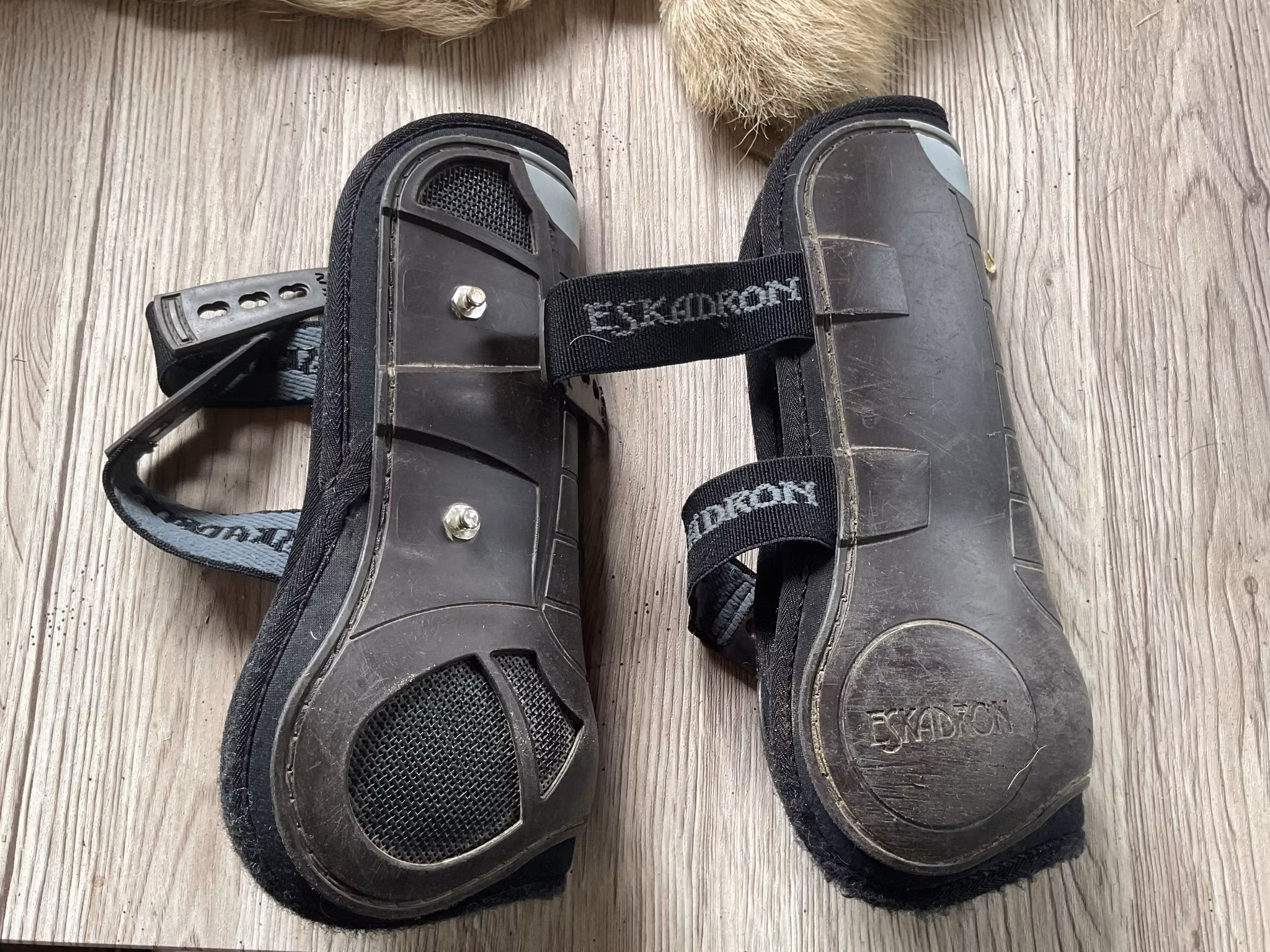 Eskadron benskydd,bruna,f